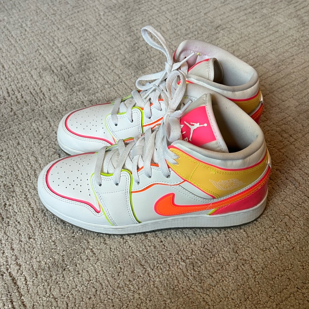 Jordan 1 Edge Glow Mids